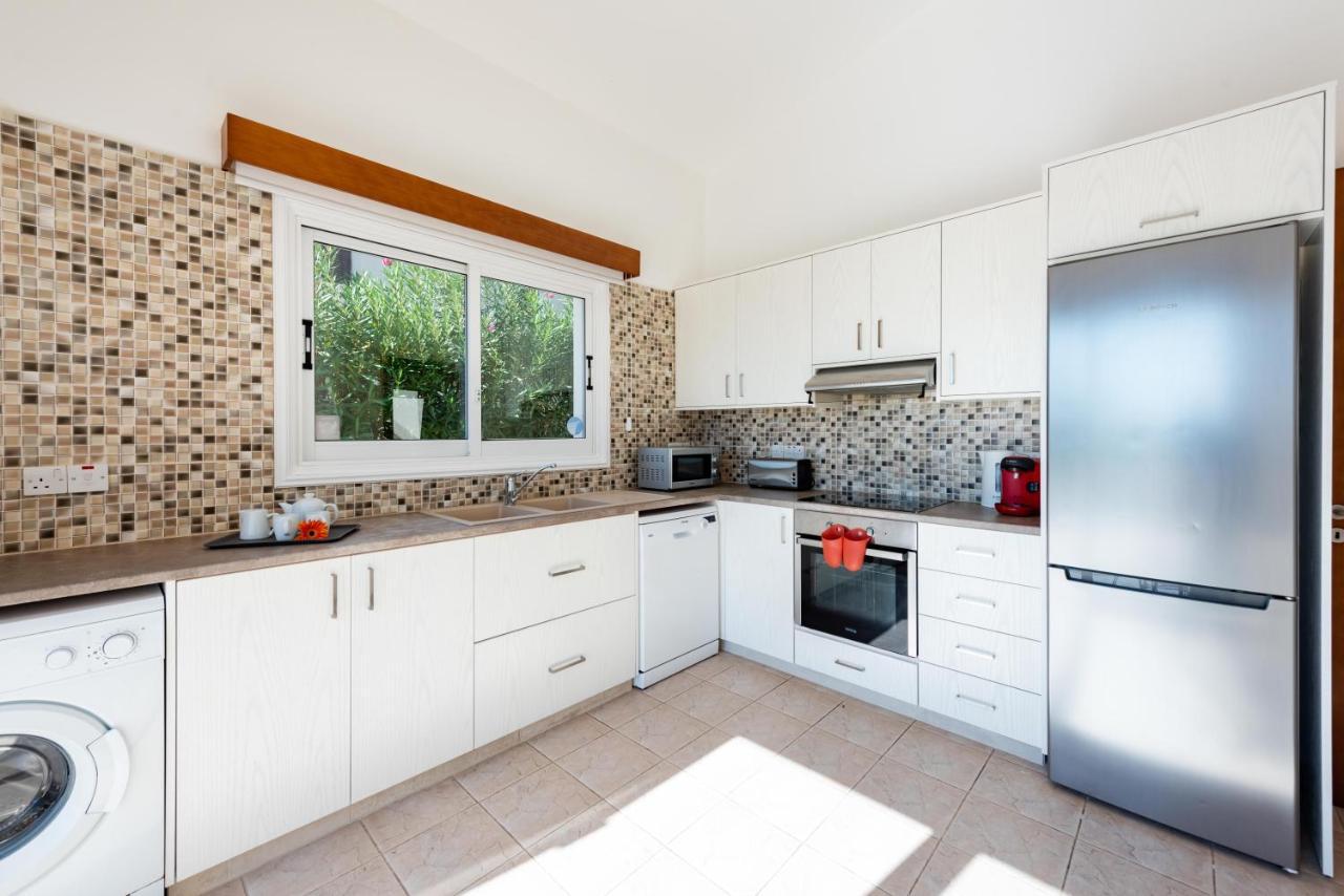 Villa Savoya Sunrise By Ezoria Villas Kólpos tón Korallíon Eksteriør bilde